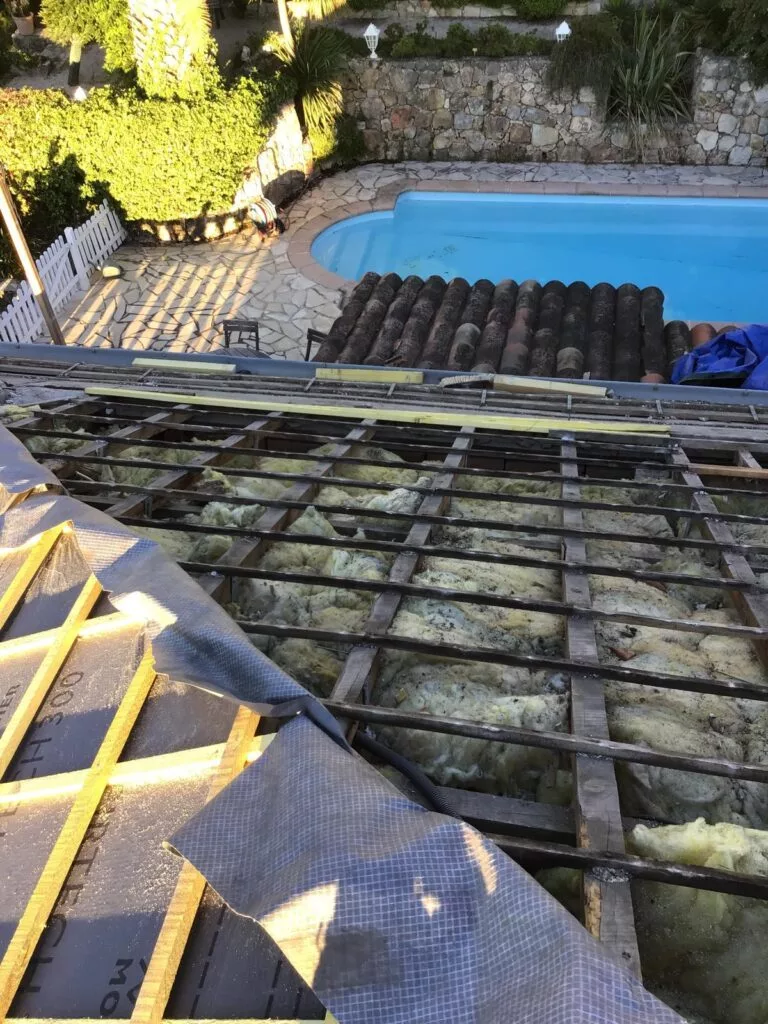 Toiture endommagée avec infiltration